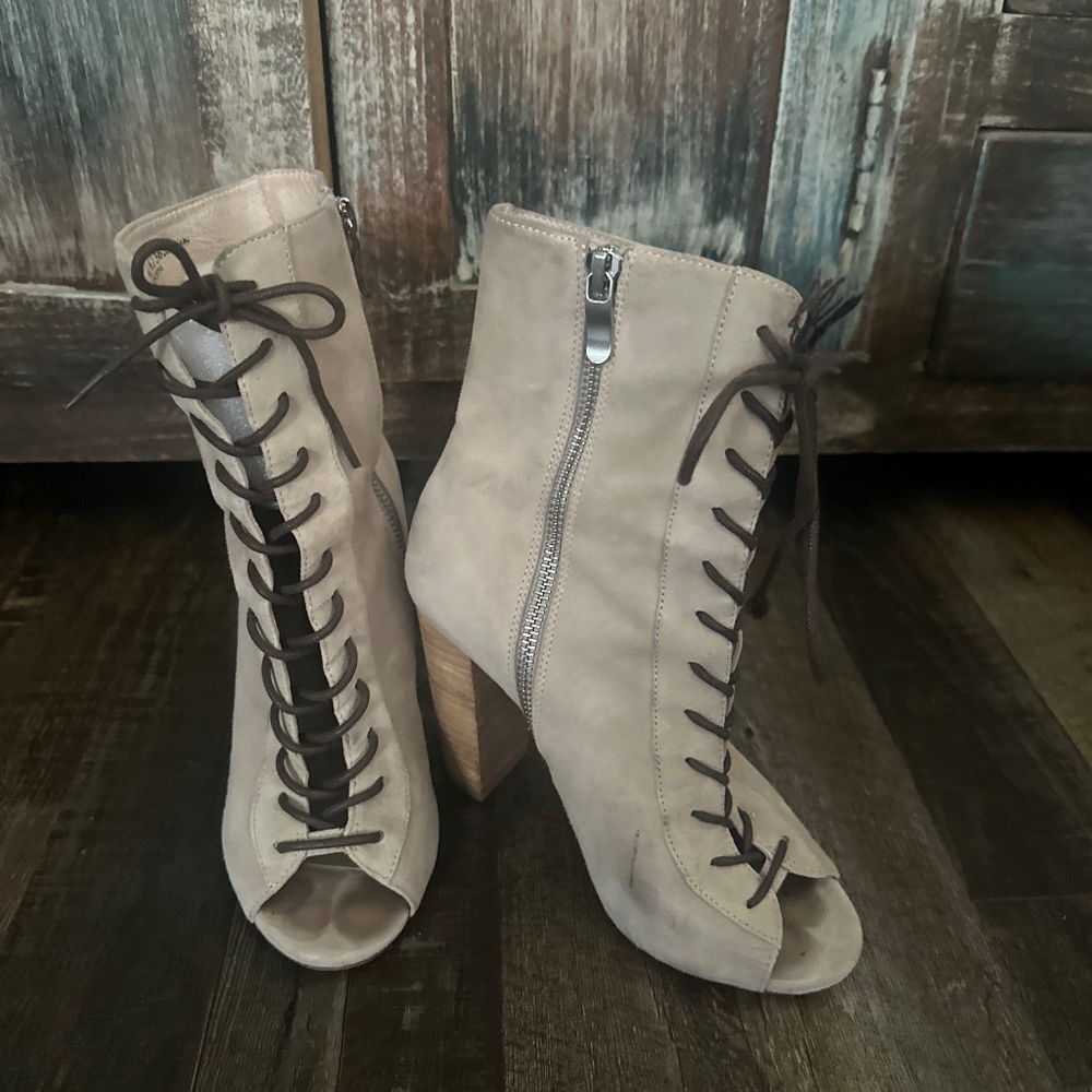 KRISTIN CAVALLARI CHINESE LAUNDRY LACE UP BOOT BOOTIE SZ 6